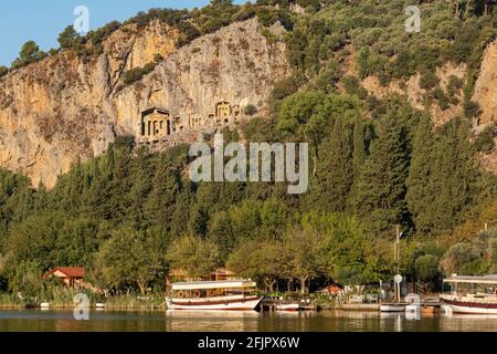 Tombe rupestri dell'antica città di Kaunos a Dalyan, Mugla, Turchia. Foto Stock