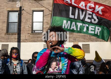 Columbus, Stati Uniti. 25 Apr 2021. Sierra Mason conduce una conversazione durante una protesta contro l'uccisione della polizia di Ma'Khia Bryant.Black vive attivisti della materia riuniti con alcuni membri della famiglia di Ma'Khia Bryant a Goodale Park per opporsi alla brutalità della polizia. Gli attivisti di BLM hanno ascoltato i relatori, poi hanno occupato l'intersezione di High St. E Bollinger Pl. Per ore continuando a parlare contro la brutalità della polizia e l'uccisione della polizia di Ma'Khia Bryant. (Foto di Stephen Zenner/SOPA Images/Sipa USA) Credit: Sipa USA/Alamy Live News Foto Stock