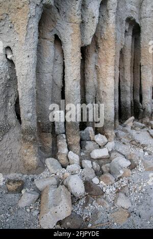 I Bishop Tuffs sono anche noti come le colonne del lago Crowley nella contea di Mono, CA, USA. Sono fatti di materiale da un'eruzione vulcanica. Foto Stock