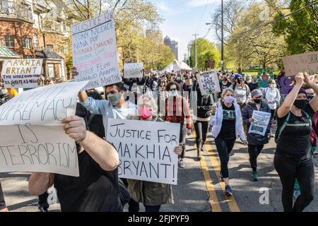 Columbus, Stati Uniti. 25 Apr 2021. Black Lives gli attivisti della materia marciano per le strade di Columbus mentre tengono cartelli che esprimono la loro opinione in una protesta contro l'uccisione della polizia di Ma'Khia Bryant.Black Lives gli attivisti della materia si sono riuniti con alcuni membri della famiglia di Ma'Khia Bryant a Goodale Park per opporsi alla brutalità della polizia. Gli attivisti di BLM hanno ascoltato i relatori, poi hanno occupato l'intersezione di High St. E Bollinger Pl. Per ore continuando a parlare contro la brutalità della polizia e l'uccisione della polizia di Ma'Khia Bryant. Credit: SOPA Images Limited/Alamy Live News Foto Stock