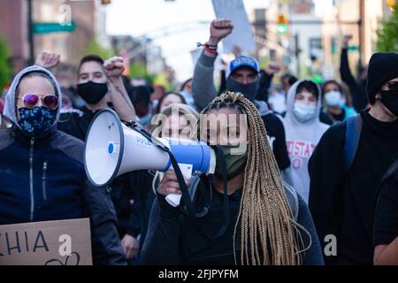 Columbus, Stati Uniti. 25 Apr 2021. HANA Abdur-Rahim, un organizzatore locale, conduce gli attivisti della questione Black Lives in una marcia di ritorno a Goodale Park durante una protesta contro l'uccisione della polizia di Ma'Khia Bryant.Black Lives gli attivisti della materia si sono riuniti con alcuni membri della famiglia di Ma'Khia Bryant a Goodale Park per opporsi alla brutalità della polizia. Gli attivisti di BLM hanno ascoltato i relatori, poi hanno occupato l'intersezione di High St. E Bollinger Pl. Per ore continuando a parlare contro la brutalità della polizia e l'uccisione della polizia di Ma'Khia Bryant. Credit: SOPA Images Limited/Alamy Live News Foto Stock