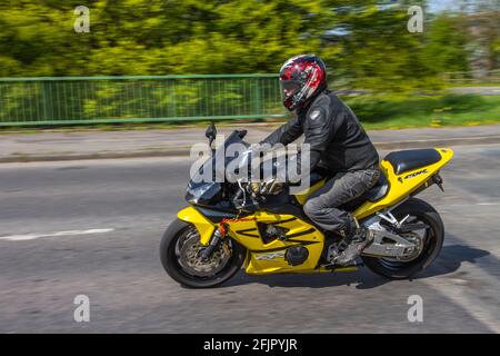 Motociclista giallo Honda CBR 2003; trasporto a due ruote, motociclette, veicolo su strade britanniche, motocicli, motociclisti motociclisti che guidano a Manchester, Regno Unito Foto Stock