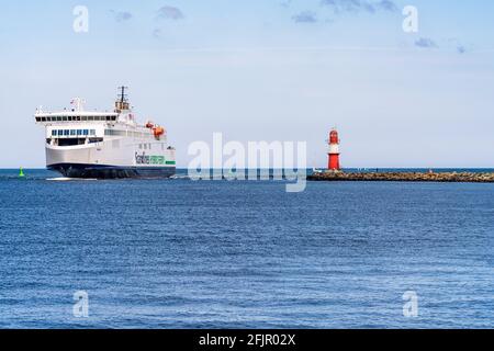 Rostock, Meclemburgo-Pomerania occidentale, Germania - 14 giugno 2020: Un traghetto Scandline sulla strada da Gedser a Rostock, passando il molo orientale li Foto Stock