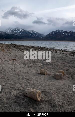 I Bishop Tuffs sono anche noti come le colonne del lago Crowley nella contea di Mono, CA, USA. Sono fatti di materiale da un'eruzione vulcanica. Foto Stock