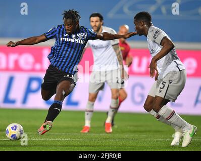 Bergamo, Italia. 25 Apr 2021. Duvan Zapata (L) di Atalanta vies con l'Adama Soumaoro di Bologna durante una serie DI partite di calcio a Bergamo, Italia, 25 aprile 2021. Credit: Stringer/Xinhua/Alamy Live News Foto Stock