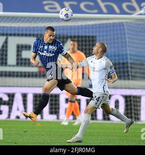 Bergamo, Italia. 25 Apr 2021. Rafael Toloi (L) di Atalanta vies con il Rodrigo Palacio di Bologna durante una serie DI partite di calcio a Bergamo, Italia, 25 aprile 2021. Credit: Stringer/Xinhua/Alamy Live News Foto Stock