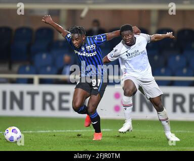 Bergamo, Italia. 25 Apr 2021. Duvan Zapata (L) di Atalanta vies con l'Adama Soumaoro di Bologna durante una serie DI partite di calcio a Bergamo, Italia, 25 aprile 2021. Credit: Stringer/Xinhua/Alamy Live News Foto Stock