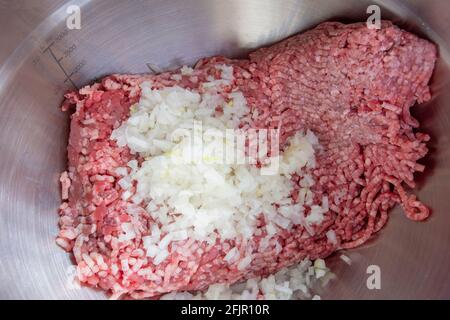 preparazione per hamburger fatti in casa. materiali sono aggiunti uno ad uno. Foto Stock