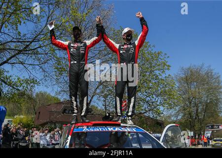 (210426) -- KUMROVEC, 26 aprile 2021 (Xinhua) -- Sebastien Ogier (R) e il suo co-pilota francese Julien Ingrassia festeggiano dopo aver vinto la prima edizione del Campionato Mondiale FIA Rally di Croazia a Kumrovec, Croazia, 25 aprile 2021. (Luka Stanzl/Pixsell via Xinhua) Foto Stock