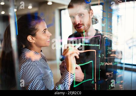 Gli ingegneri software su progetto e programmazione in azienda Foto Stock
