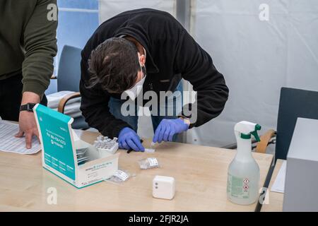 14.04.2021 Geneda Coronavirus COVID-19 DIAGNOSTIC - Medical worker Holding Swab, kit per il prelievo di campioni, provetta per la deglutizione nasale manuale in guanti Foto Stock