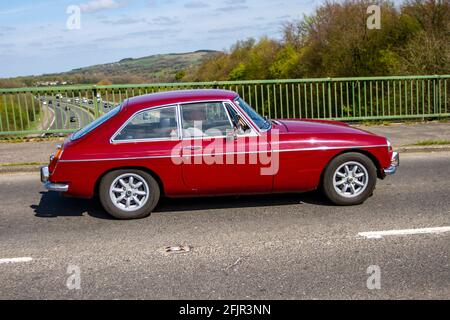 Coupé MG B GT 1798 cc rosso anni '70 1973 70; veicoli in movimento, auto, guida di veicoli, strade del Regno Unito, motori, motori, rete stradale Foto Stock