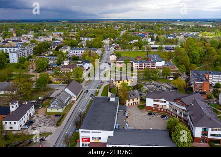 Vista dall'alto della città di Dobele, edifici del centro città, strade e parchi, regione di Zemgale, Lettonia Foto Stock