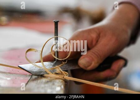 (210426) -- JINAN, 26 aprile 2021 (Xinhua) -- Yang Hongwei fa lo scheletro di un aquilone nel villaggio di Yangjiabu, città di Weifang della provincia di Shandong della Cina orientale, 16 aprile 2021. Yang Hongwei, nata in una famiglia di kite a Yangjiabu, ha intrapreso il suo viaggio di fare aquiloni nel 1982 sotto la guida del nonno. Nei successivi quasi 40 anni, Yang ha sviluppato l'eredità culturale e ha vinto le sue opere molti riconoscimenti. Come maestro di kite-making, è stata anche invitata in altri paesi, tra cui Germania, Australia, Stati Uniti e Nuova Zelanda, per promuovere la cultura kite e tr Foto Stock