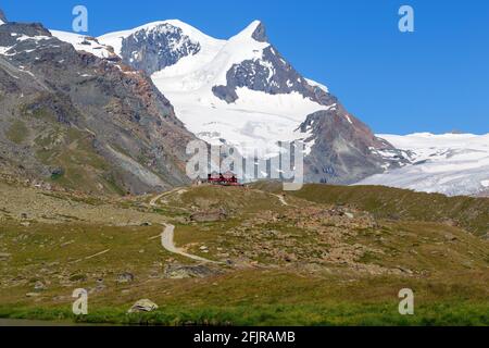 Paesaggio alpino nella stagione estiva. Strahlhorn e Adlerhorn vette di montagna. Rifugio Fluhalp. Zermatt. Vallese. Alpi svizzere. Europa. Foto Stock