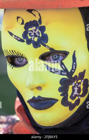 Maschera veneziana gialla con fiori neri Foto Stock