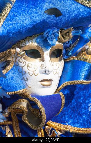 Maschera veneziana bianca con costume blu brillante e dorato Foto Stock