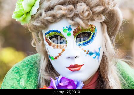 Maschera decorata con perle immagini e fotografie stock ad alta risoluzione  - Alamy