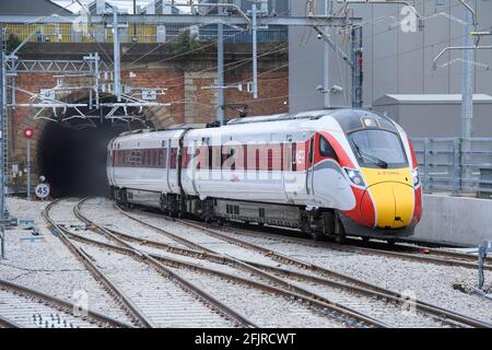 USO EDITORIALE SOLO viste generali del primo servizio passeggeri LNER Azuma che arriva attraverso il terzo tunnel riaperto sulla piattaforma 0 presso la stazione ferroviaria King's Cross di Londra. Data immagine: Lunedì 26 aprile 2021. Foto Stock