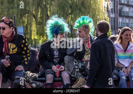 I punks siedono sul ponte sopra Camden Lock, nella popolare destinazione turistica di Camden Town, Londra nord-occidentale, Inghilterra, Regno Unito Foto Stock