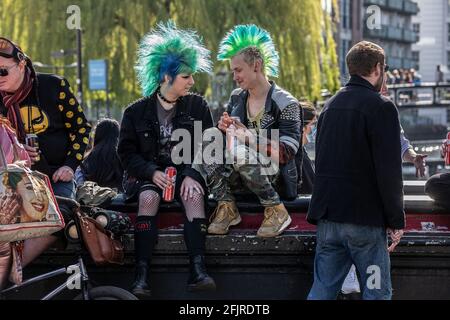 I punks siedono sul ponte sopra Camden Lock, nella popolare destinazione turistica di Camden Town, Londra nord-occidentale, Inghilterra, Regno Unito Foto Stock