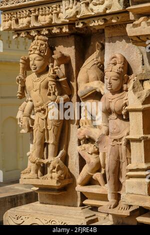 Particolare del tempio di Parsvanath a Khajuraho, Madhya Pradesh, India. Fa parte del gruppo dei monumenti di Khajuraho, patrimonio dell'umanità dell'UNESCO. Foto Stock