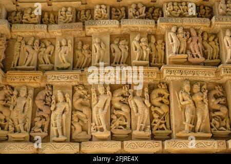 Particolare del tempio di Parsvanath a Khajuraho, Madhya Pradesh, India. Fa parte del gruppo dei monumenti di Khajuraho, patrimonio dell'umanità dell'UNESCO. Foto Stock