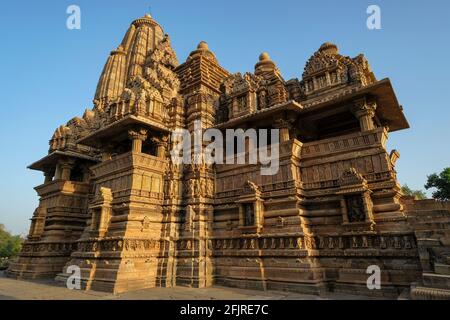 Il Tempio di Lakshmana a Khajuraho, Madhya Pradesh, India. Fa parte del gruppo dei monumenti di Khajuraho, patrimonio dell'umanità dell'UNESCO. Foto Stock