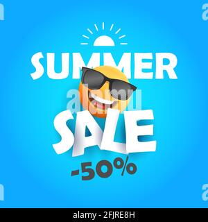 banner di vendita estiva con immagine sorridente del simbolo del volto in occhiali da sole con testo adesivo cartaceo e cinquanta per cento di sconto su bright sfondo blu Illustrazione Vettoriale