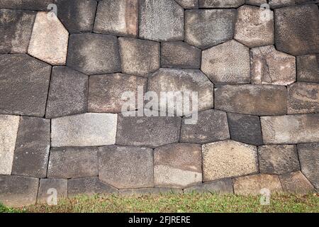 Modello di vecchia muratura del castello di Edo fatto in tecnica disordinata di impilamento usato per costruire pareti in pietra inclinate che era difficile da scalare. Tokyo Imperial Pal Foto Stock