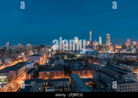 Vista aerea dello skyline della città di China World Trade Centro di Pechino di notte Foto Stock