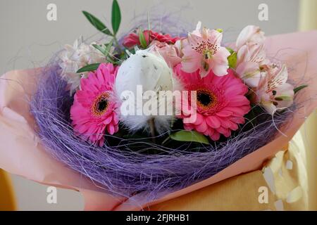 Un piccolo mazzo di fiori in bianco, viola e rosa per Pasqua Foto Stock