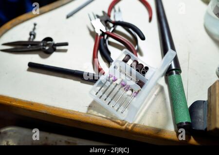 Diversi attrezzi utilizzati in laboratorio artigianale di gioielleria. Foto Stock