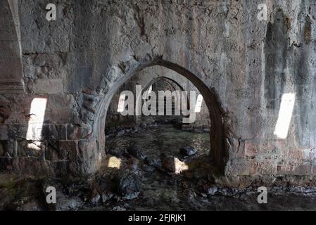 Alanya, Turchia. 7 aprile 2021 gli archi in pietra a volta del cantiere dell'epoca Seljuck ora un museo accanto al porto di Alanya sulla Mediterra turca Foto Stock