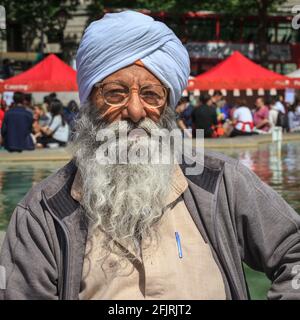 Ritratto dell'uomo Sikh anziano a Dastar Turban e barba al festival asiatico di Londra, Inghilterra Foto Stock