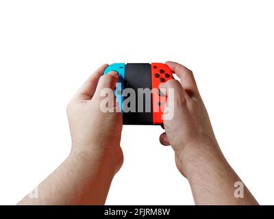 Il giocatore maschile si accingia al controllo della console che gioca a un videogioco o a un videogioco. Punto di vista o pov del controller di gioco in mani isolate su sfondo bianco. Foto Stock