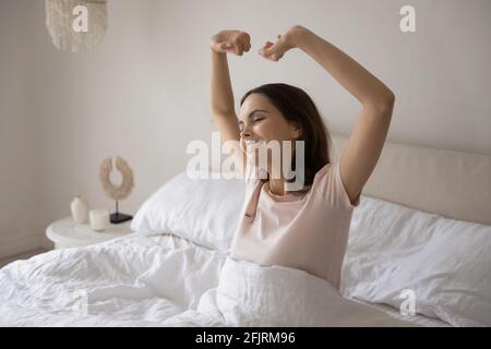 Ragazza felice svegliarsi presto al mattino Foto Stock