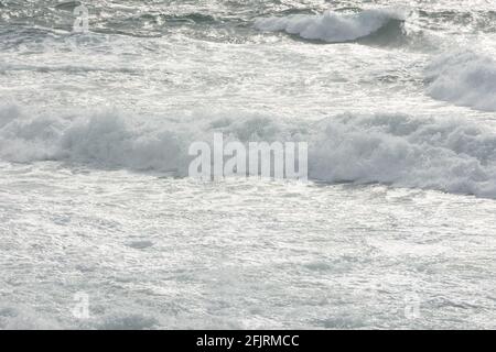 Mare grigio-pastello. Struttura di un oceano infuriante, cornice completa con spazio per il testo. Il concetto di tempo, vacanza, viaggio. L'acqua di mare pura e limpida, grande Foto Stock