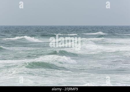 Mare grigio-pastello. Struttura di un oceano infuriante, cornice completa con spazio per il testo. Il concetto di tempo, vacanza, viaggio. L'acqua di mare pura e limpida, grande Foto Stock