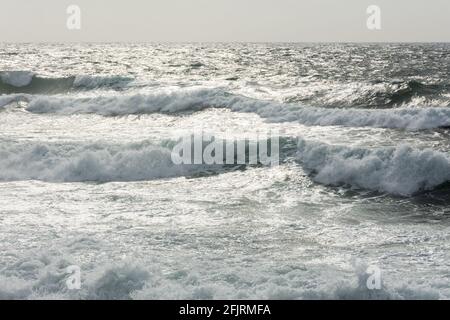 Mare grigio-pastello. Struttura di un oceano infuriante, cornice completa con spazio per il testo. Il concetto di tempo, vacanza, viaggio. L'acqua di mare pura e limpida, grande Foto Stock