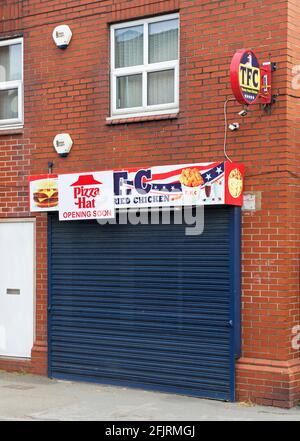 Una volta che è stato Thorne Fried Chicken, presto sarà Pizza Hat... Thorne, South Yorkshire, Inghilterra, Regno Unito Foto Stock