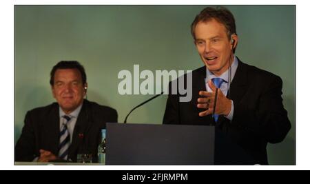 Tony Blair si rivolge a una conferenza stampa alla fine del Progressive Governance Summit a Penny Hill Park a Bagshot, Surrey. Ascoltato dal Cancelliere Gerhard Schroeder della Germania.pic David Sandison 14/7/2003 Foto Stock