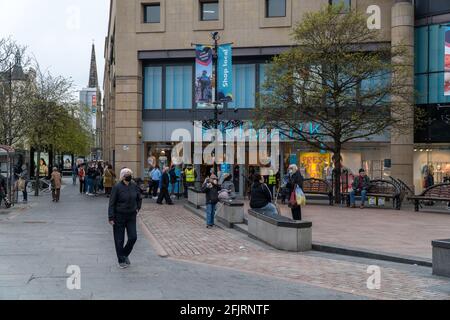 Dundee, Tayside, Scotland 26.04.21: Grande coda di persone in attesa di andare a fare shopping a primark, presso il centro commerciale overgate, Dundee, il giorno in cui la Scozia passa alla fase 3 blocco, dopo mesi di un secondo blocco, che ha visto tutti i negozi chiusi. Credit: Barry Nixon Stable Air Media/Alamy Live News Foto Stock