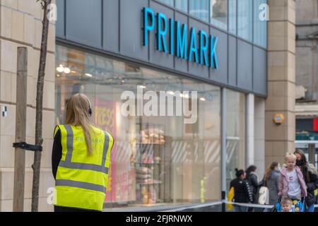 Dundee, Tayside, Scotland 26.04.21: Grande coda di persone in attesa di andare a fare shopping a primark, presso il centro commerciale overgate, Dundee, il giorno in cui la Scozia passa alla fase 3 blocco, dopo mesi di un secondo blocco, che ha visto tutti i negozi chiusi. Credit: Barry Nixon Stable Air Media/Alamy Live News Foto Stock