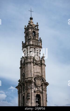 L'iconica Torre Clerigos (Torre dos Clérigos), il punto di riferimento architettonico di Porto e una delle torri più alte del Portogallo Foto Stock