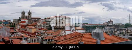Vista panoramica del Ponte Dom Luís i, della Cattedrale di sé e delle Case tradizionali con tetti in tegole rosse - Porto, Portogallo Foto Stock