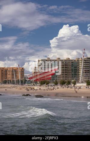 'Cambiamenti del 'She' scultura con le onde dell'oceano e la spiaggia - Porto, Portogallo Foto Stock