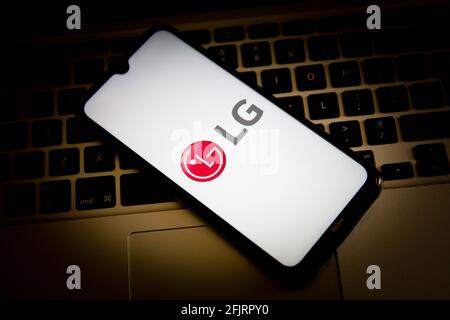 Grecia. 26 Apr 2021. In questa illustrazione, sullo schermo di uno smartphone viene visualizzato un logo LG con la tastiera del computer sullo sfondo. Credit: Nikolas Joao Kokovlis/SOPA Images/ZUMA Wire/Alamy Live News Foto Stock