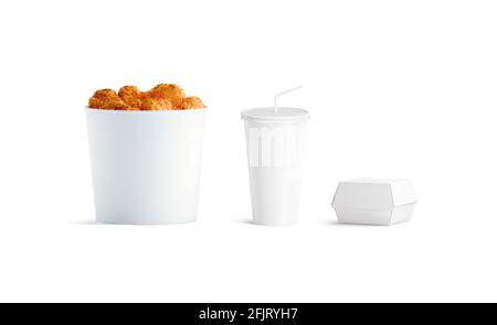 Set di mockup per fast food bianco vuoto, vista frontale, rendering 3d. Secchio monouso vuoto con ali di pollo, hamburger e tazza da bere, isolato Foto Stock