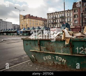 POZNAN, POLONIA - 13 ottobre 2016: Contenitore rifiuti su un marciapiede nella zona di Lazarski Foto Stock